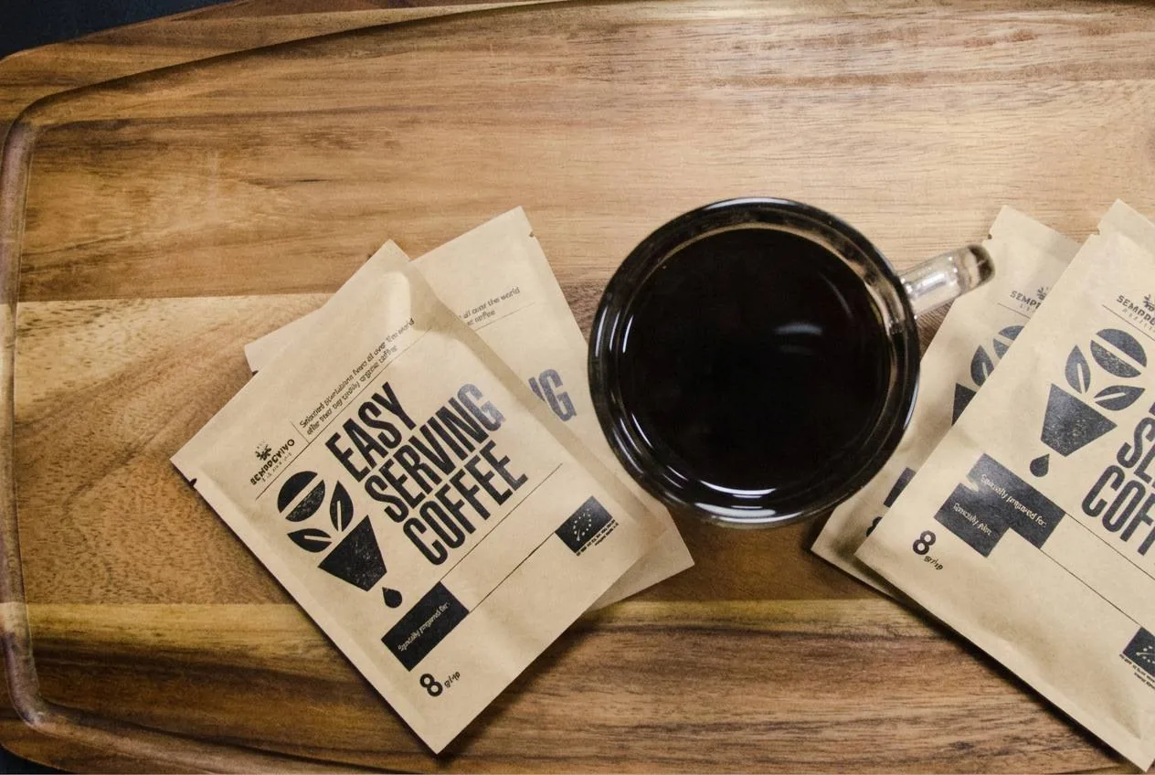 Café Drip Bag dans une cuisine minimaliste au lever du soleil